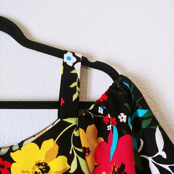 NWOT Floral Fluttersleeve Top - Picture 4 of 12